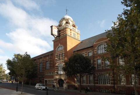 Đại học City nằm ngay tại trung tâm thủ đô London, gần khu thương mại sầm uất West End và trung tâm tài chính của Anh. Trường có tỷ lệ 30% sinh viên quốc tế đang theo học bậc thạc sĩ. Đại học City nằm ngay tại trung tâm thủ đô London, gần khu thương mại sầm uất West End và trung tâm tài chính của Anh. Trường có tỷ lệ 30% sinh viên quốc tế đang theo học bậc thạc sĩ.