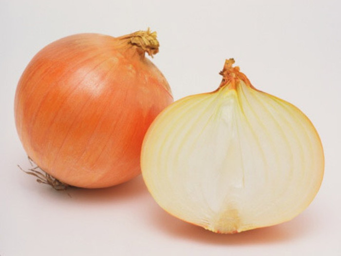 1. Hành tây: Giúp làm tăng lượng cholesterol tốt trong cơ thể. Hành tây là một trong số rất ít những loại thực phẩm có chứa prostaglandin A - một chất giúp giãn mạch, có thể làm mềm các mạch máu, giảm độ nhớt máu, tăng lưu lượng máu mạch vành, thúc đẩy huyết áp các chất khác bài tiết, do đó, lipid trong máu cũng theo đó mà được đào thải. Ngoài ra, thường xuyên ăn hành tây còn có thể làm giảm lượng cholesterol xấu, cải thiện xơ vữa động mạch, tặng lượng cholesterol có lợi cho cơ thể. 1. Hành tây: Giúp làm tăng lượng cholesterol tốt trong cơ thể. Hành tây là một trong số rất ít những loại thực phẩm có chứa prostaglandin A - một chất giúp giãn mạch, có thể làm mềm các mạch máu, giảm độ nhớt máu, tăng lưu lượng máu mạch vành, thúc đẩy huyết áp các chất khác bài tiết, do đó, lipid trong máu cũng theo đó mà được đào thải. Ngoài ra, thường xuyên ăn hành tây còn có thể làm giảm lượng cholesterol xấu, cải thiện xơ vữa động mạch, tặng lượng cholesterol có lợi cho cơ thể.