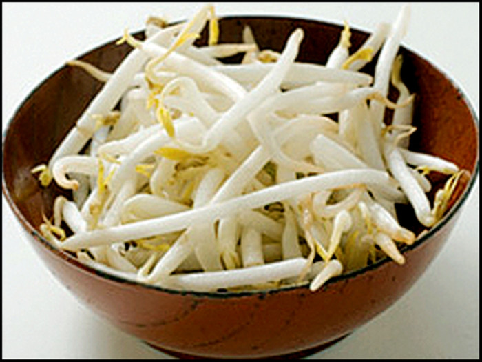 2. Giá đỗ: Đào thải lượng cholesterol xấu. Giá đỗ chính là một trong những loại thực phẩm có chức năng làm giảm lượng cholesterol xấu trong cơ thể. Đặc biệt, trong quá trình nảy mầm, lượng vitamin của giá đỗ tăng cao khoảng 67 lần so với hạt đậu ban đầu. Vitamin C có thể thúc đẩy sự bài tiết cholesterol và ngăn ngừa tích tụ thành động mạch. Giá đỗ có chứa nhiều chất xơ giúp cơ thể loại bỏ các chất cholesterol có hại cho cơ thể. 2. Giá đỗ: Đào thải lượng cholesterol xấu. Giá đỗ chính là một trong những loại thực phẩm có chức năng làm giảm lượng cholesterol xấu trong cơ thể. Đặc biệt, trong quá trình nảy mầm, lượng vitamin của giá đỗ tăng cao khoảng 67 lần so với hạt đậu ban đầu. Vitamin C có thể thúc đẩy sự bài tiết cholesterol và ngăn ngừa tích tụ thành động mạch. Giá đỗ có chứa nhiều chất xơ giúp cơ thể loại bỏ các chất cholesterol có hại cho cơ thể.