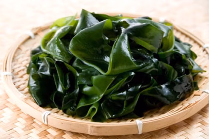 9. Rong biển: Rong biển có chứa hàm lượng iốt cao có thể ngăn ngừa mỡ bám vào thành động mạch.