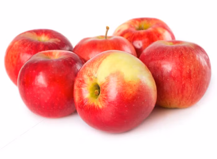 3. Táo – Hấp thu cholesterol dư thừa: Táo là thực phẩm có tác dụng giảm lượng mỡ trong máu. Táo có chứa nhiều chất xơ hòa tan với acid. Có thể tưởng tượng hợp chất này giống như miếng bọt biển sẽ hấp thụ các cholesterol dư thừa và chất béo trung tính. Ngoài ra, trong táo còn có chứa nhiều Pectin có thể hạ thấp cholesterol và do đó tăng cường hiệu lực hạ lượng mỡ trong máu.