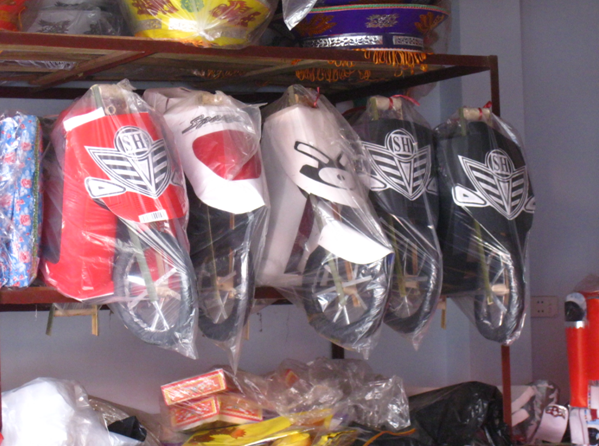 Đủ chủng loại xe máy như SH, Spacy, Air blade, Jupiter, dream… Với kích cỡ to là 60.000 đồng/ xe, kích cỡ nhỏ 40.000 đồng/ xe.