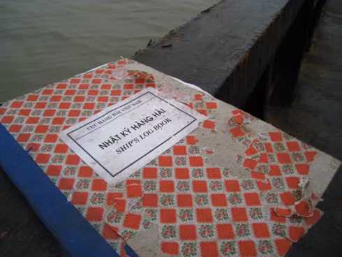 Cuốn nhật ký hàng hải của con tàu được tìm thấy trên khoang chứa hàng hóa đã bị ngấm nước, nhiều chỗ nhòe mực không đọc được chữ.