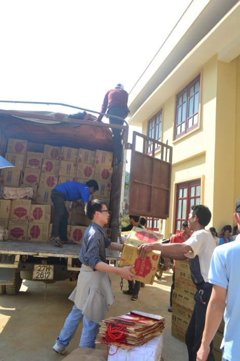 Thành viên trong đoàn bốc dỡ hàng quà tặng Tết cho bà con Mùn Chung. Thành viên trong đoàn bốc dỡ hàng quà tặng Tết cho bà con Mùn Chung.