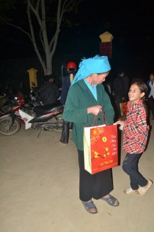 Nhận được quà, bà con không ngừng cảm ơn. Nhận được quà, bà con không ngừng cảm ơn.