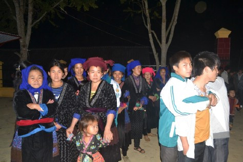 Mặc dù đã hơn 9h tối, người dân vẫn nhịn đói đợi đón đoàn từ thiện lên. Mặc dù đã hơn 9h tối, người dân vẫn nhịn đói đợi đón đoàn từ thiện lên.