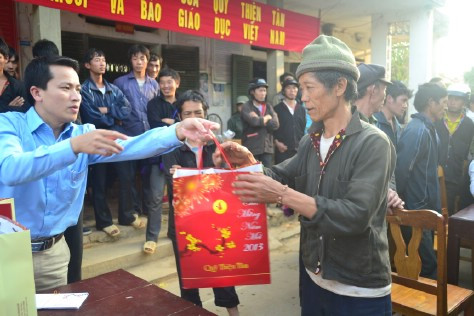 Niềm vui của người dân khi nhận được lịch treo tường năm mới, phong bì tiền và bánh kẹo. Niềm vui của người dân khi nhận được lịch treo tường năm mới, phong bì tiền và bánh kẹo.