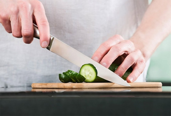 1. Dưa chuột: Dùng dưa chuột cắt lát mỏng và chà lên môi. 1. Dưa chuột: Dùng dưa chuột cắt lát mỏng và chà lên môi.