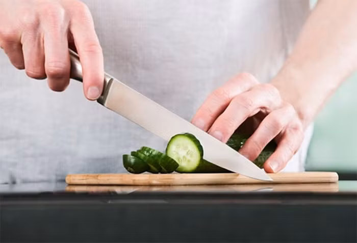 1. Dưa chuột: Dùng dưa chuột cắt lát mỏng và chà lên môi.
