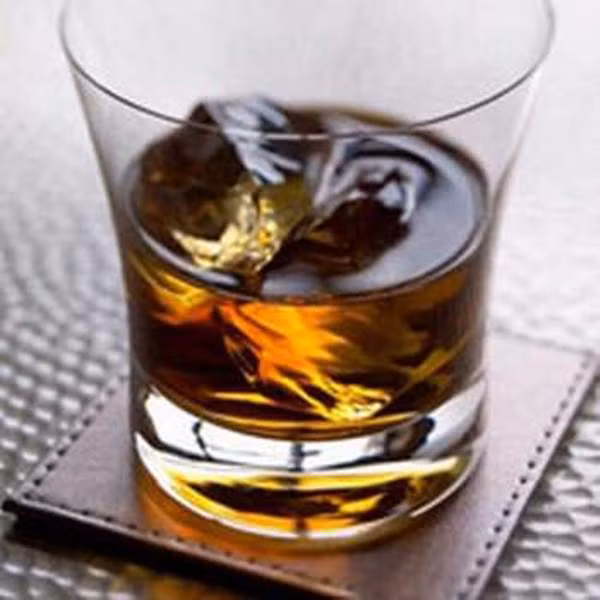 1. Mật cá trắm: Một số dân tộc ở châu Á có thói quen sử dụng mật cá để chữa bệnh vì họ nghĩ rằng mật cá có tác dụng nâng cao sức khoẻ. Thực tế, các loại mật cá (cá trắm, cá trôi, cá mè) đều có thể gây ngộ độc. Người ta thường nuốt sống cả túi mật hoặc pha với nước, rượu, mật ong. Cá càng to thì khả năng gây ngộ độc càng nhiều. Sau khoảng 2 – 3 giờ sau khi nuốt mật cá trắm, xuất hiện các triệu chứng: buồn nôn, nôn, đau bụng dữ dội; sau đó tiêu chảy, đôi khi có máu, đồng thời có các dấu hiệu co giật toàn thân. 1. Mật cá trắm: Một số dân tộc ở châu Á có thói quen sử dụng mật cá để chữa bệnh vì họ nghĩ rằng mật cá có tác dụng nâng cao sức khoẻ. Thực tế, các loại mật cá (cá trắm, cá trôi, cá mè) đều có thể gây ngộ độc. Người ta thường nuốt sống cả túi mật hoặc pha với nước, rượu, mật ong. Cá càng to thì khả năng gây ngộ độc càng nhiều. Sau khoảng 2 – 3 giờ sau khi nuốt mật cá trắm, xuất hiện các triệu chứng: buồn nôn, nôn, đau bụng dữ dội; sau đó tiêu chảy, đôi khi có máu, đồng thời có các dấu hiệu co giật toàn thân.