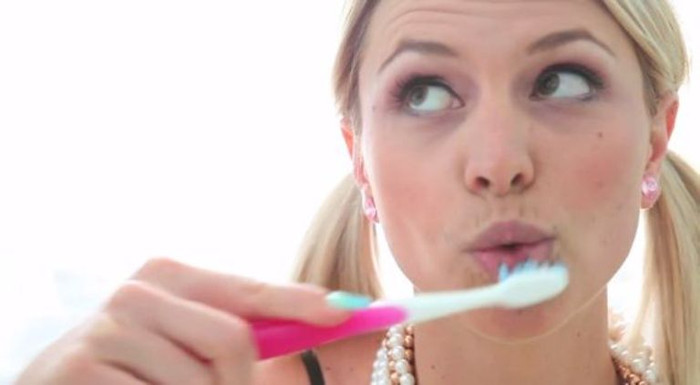 9. Tẩy tế bào chết ở môi: Bôi hỗn hợp dầu ô liu và đường nâu lên môi, sau đó dùng bàn chải đánh răng chà lên để tẩy các tế bào chết, tăng độ ẩm và dưỡng môi mềm mại. 9. Tẩy tế bào chết ở môi: Bôi hỗn hợp dầu ô liu và đường nâu lên môi, sau đó dùng bàn chải đánh răng chà lên để tẩy các tế bào chết, tăng độ ẩm và dưỡng môi mềm mại.