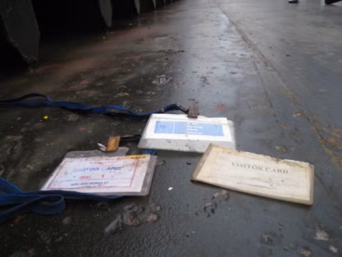 Bảng tên ghi chức vụ và vị trí của thủy thủ đoàn rơi vãi khắp nơi.