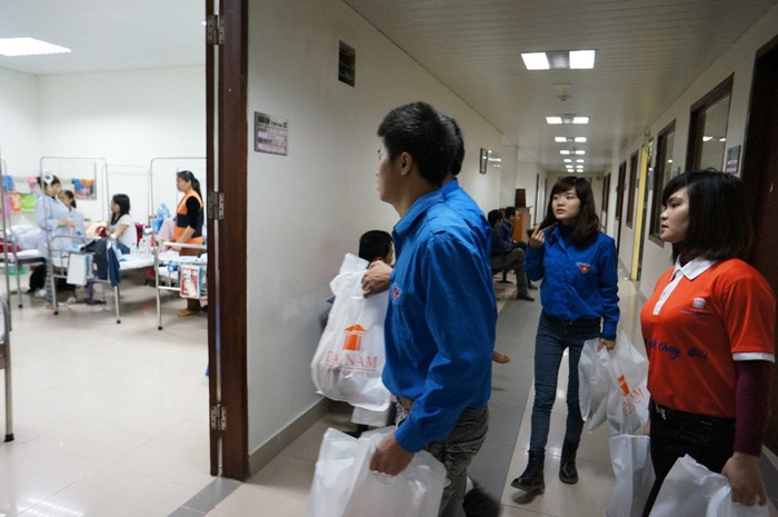 Các bạn trong đội tình nguyện tới từng phòng bệnh trao quà.