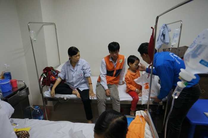 Các thành viên trong đội tình nguyện hỏi thăm tình hình sức khỏe các bé.