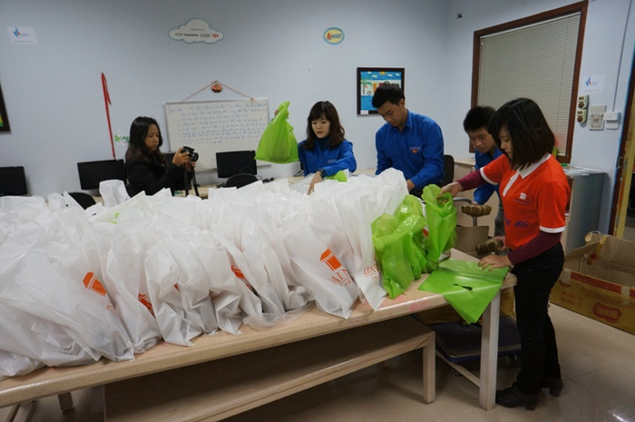 Thành viên đoàn tình nguyện chuẩn bị quà chu đáo để phát cho các em.