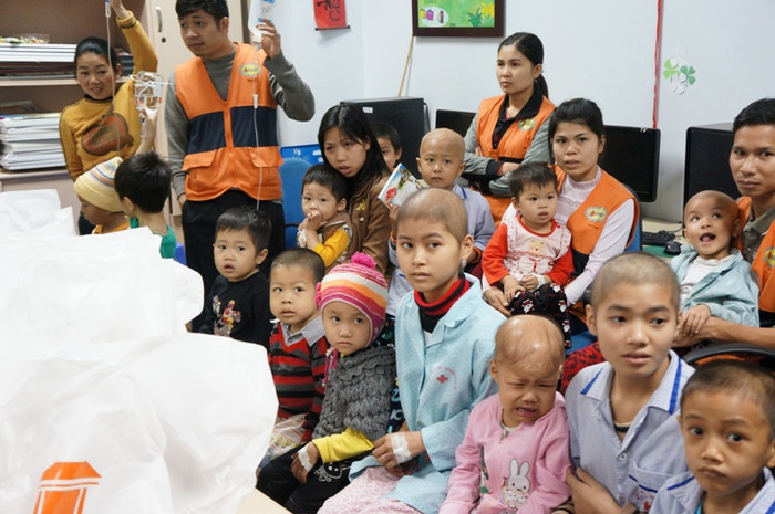 Các em nhỏ háo hức trong buổi tặng quà.