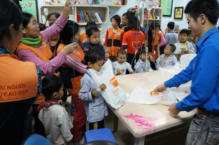 Niềm vui của các em nhỏ.