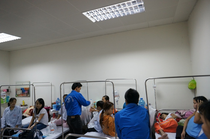 Những món quà được trao tận tay cho các em.