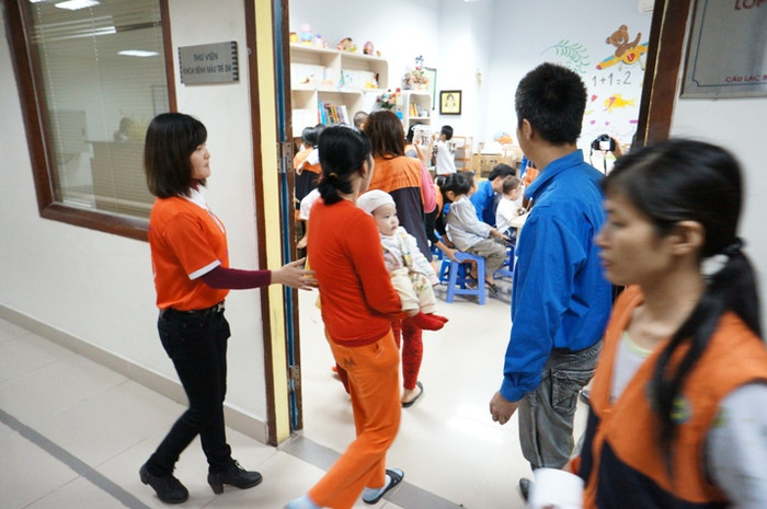 Các em nhỏ ở mọi lứa tuổi tập trung về lớp học Nhân Ái nhận quà.