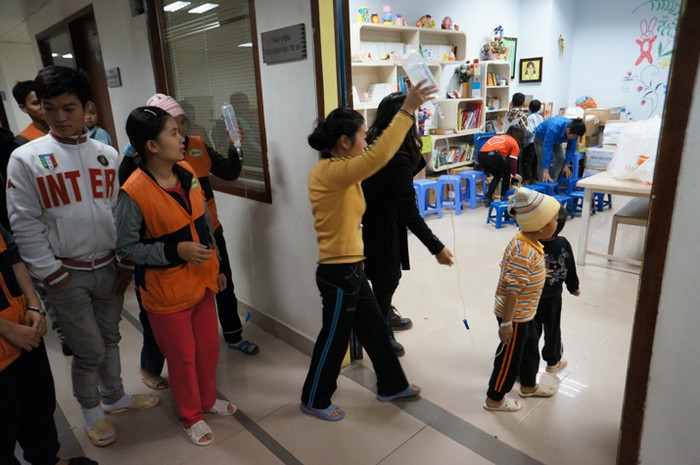 Rất đông các em nhỏ mặc dù đang chuyền nước nhưng "đòi" cha mẹ đưa tới tận nơi.