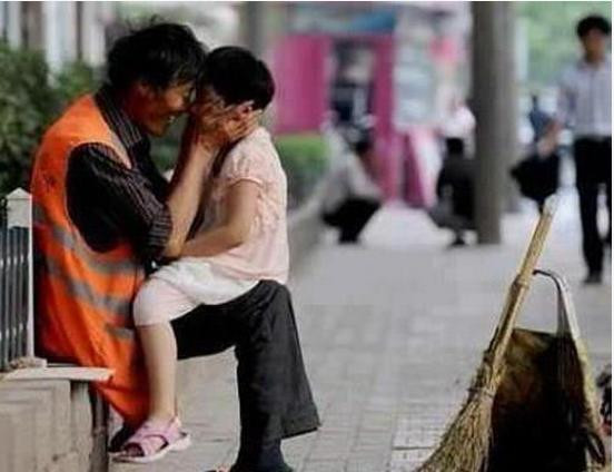 Đừng chê nghề nghiệp của bố mẹ tôi. Ừ thì tôi nghèo, bạn giàu. Nhưng đâu phải bạn làm ra tiền. Bố mẹ tôi không cao quý như bố mẹ bạn, quần áo họ luôn đẫm mồ hôi và bụi bẩn. Nhưng chính những giọt mồ hôi ấy đã nuôi tôi lớn. Bạn hạnh phúc vì hơn tôi mọi thứ, tôi hạnh phúc vì tôi hiểu thế là đủ. Bức hình không mới nhưng đã nhận được tới 7.970 lượt like và 700 lượt chia sẻ.