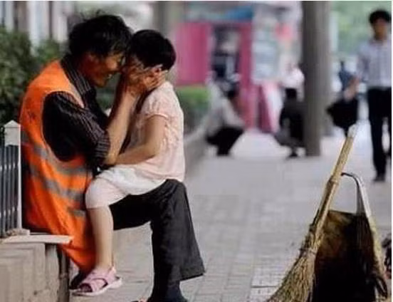 Đừng chê nghề nghiệp của bố mẹ tôi. Ừ thì tôi nghèo, bạn giàu. Nhưng đâu phải bạn làm ra tiền. Bố mẹ tôi không cao quý như bố mẹ bạn, quần áo họ luôn đẫm mồ hôi và bụi bẩn. Nhưng chính những giọt mồ hôi ấy đã nuôi tôi lớn. Bạn hạnh phúc vì hơn tôi mọi thứ, tôi hạnh phúc vì tôi hiểu thế là đủ. Bức hình không mới nhưng đã nhận được tới 7.970 lượt like và 700 lượt chia sẻ.