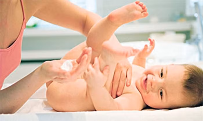 4. Kem dưỡng ẩm tự nhiên: Ngay 3 phút sau khi tắm, mẹ bé nên thoa kem dưỡng ẩm cho con ngay lập tức. Để lựa chọn kem dưỡng ẩm tốt nhất cho con, bạn nên chọn các loại kem dưỡng ẩm dành riêng cho các bé. Ngoài ra, mẹ bé chỉ nên sử dụng kem dưỡng ẩm có mùi thơm tự nhiên cho da bé. Tránh sử dụng các thành phần kem dưỡng ẩm chứa alpha hydroxy và urê. Cố gắng tìm các loại kem dưỡng ẩm hoặc sữa tắm có chiết xuất từ lô hội cho con là an toàn và hiệu quả nhất