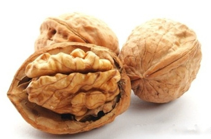 6. Hạt óc chó: Theo đánh giá của 13 cuộc nghiên cứu trên 365 người thì một chế độ ăn giàu quả óc chó mỗi ngày có thể cắt giảm cholesterol trung bình khoảng 0,3 điểm (chẳng hạn từ 5,5 xuống còn 5,2 mmol/l). Dùng khoảng 30g hạt óc chó mỗi ngày sẽ cho kết quả tích cực rõ rệt trong vòng 1 tháng.