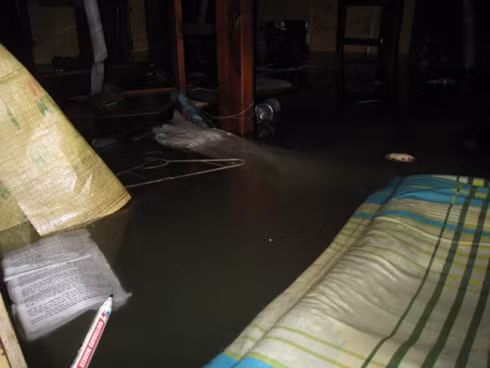 Những chiếc gối, chăn màn cùng nhiều đồ đạc trôi nổi khắp mặt sàn.