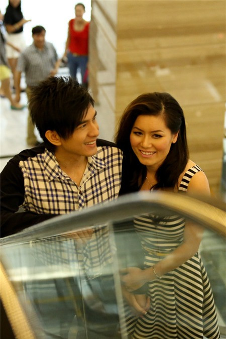 Thủy Tiên mới về Việt Nam thăm Đan Trường được vài ngày. Ngay sau khi làm quen với múi giờ trong nước, cô dành nhiều thời gian để đi mua sắm cùng chồng và thỉnh thoảng cũng theo anh tới các đêm nhạc tổ chức trong nội thành TP.HCM. Thủy Tiên mới về Việt Nam thăm Đan Trường được vài ngày. Ngay sau khi làm quen với múi giờ trong nước, cô dành nhiều thời gian để đi mua sắm cùng chồng và thỉnh thoảng cũng theo anh tới các đêm nhạc tổ chức trong nội thành TP.HCM.