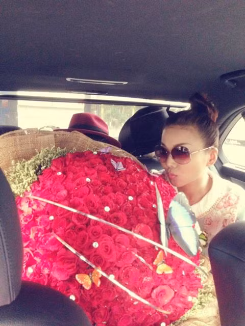 Trước đó, Thanh Hằng cũng khiến cư dân mạng choáng bởi bó hoa "khủng" không kém chiếc bánh sinh nhật của cô. Đây là món quà sớm Thanh Hằng được tặng trong dịp sinh nhật tuổi 30 của mình.