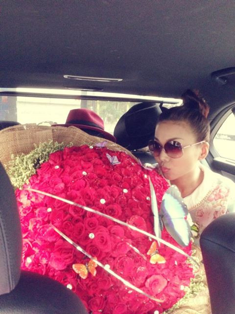 Trước đó, Thanh Hằng cũng khiến cư dân mạng choáng bởi bó hoa "khủng" không kém chiếc bánh sinh nhật của cô. Đây là món quà sớm Thanh Hằng được tặng trong dịp sinh nhật tuổi 30 của mình. Trước đó, Thanh Hằng cũng khiến cư dân mạng choáng bởi bó hoa "khủng" không kém chiếc bánh sinh nhật của cô. Đây là món quà sớm Thanh Hằng được tặng trong dịp sinh nhật tuổi 30 của mình.