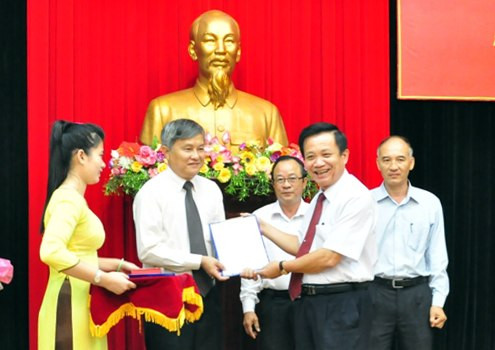 Ông Trần Thọ, Phó bí thư thường trực Thành ủy Đà Nẵng trao quyết định cho Trưởng ban Nội chính Thành ủy Trần Thanh Vân. Hàng sau từ trái qua là ông Nhật Thành và ông Phạm Hà Băc, phó ban. Ảnh: D.Đ - VnExpress