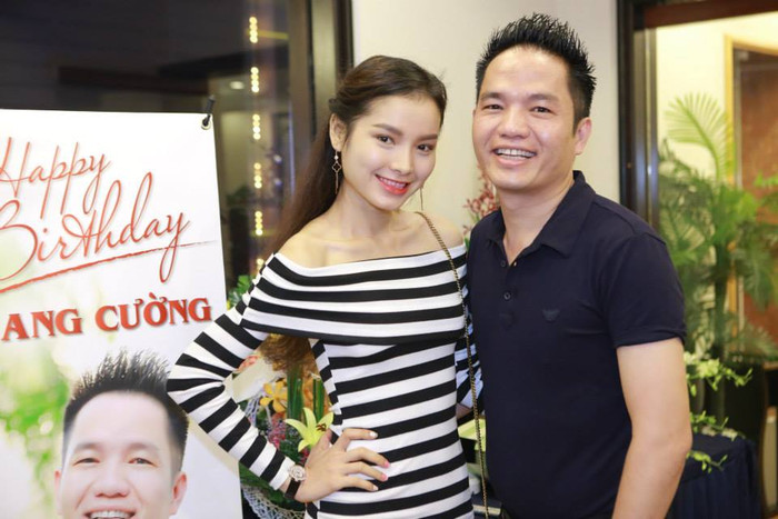 Diễn viên Phương Trinh chụp hình cùng Quang Cường. Diễn viên Phương Trinh chụp hình cùng Quang Cường.