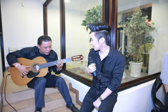 Quang Hà không quên góp vui trong bữa tiệc mừng sinh nhật người anh Quang Cường. Quang Hà không quên góp vui trong bữa tiệc mừng sinh nhật người anh Quang Cường.