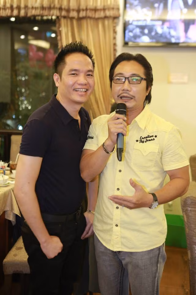 ... chụp hình kỷ niệm với nhạc sĩ Thái Hùng.