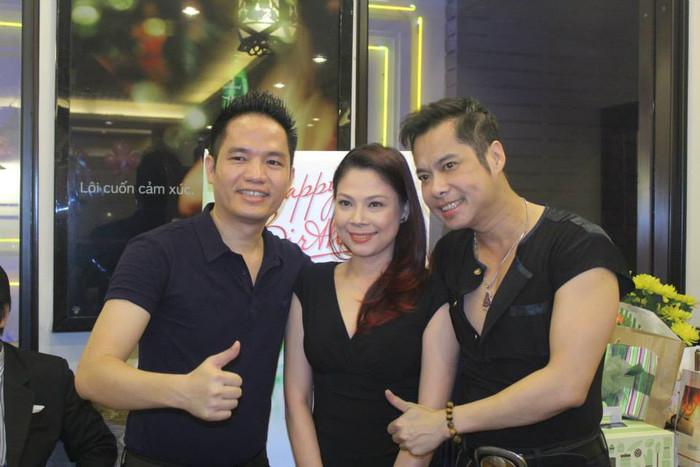 Cô chụp hình kỷ niệm cùng ca sĩ Ngọc Sơn và bầu show Quang Cường. Cô chụp hình kỷ niệm cùng ca sĩ Ngọc Sơn và bầu show Quang Cường.