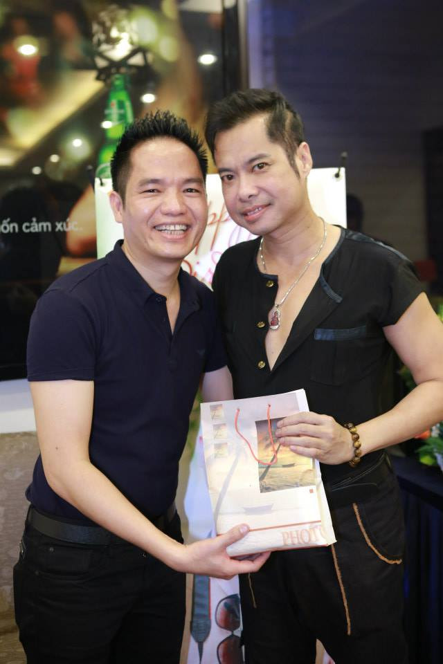 Ngọc Sơn chụp ảnh kỷ niệm cùng chủ nhân bữa tiệc. Ngọc Sơn chụp ảnh kỷ niệm cùng chủ nhân bữa tiệc.