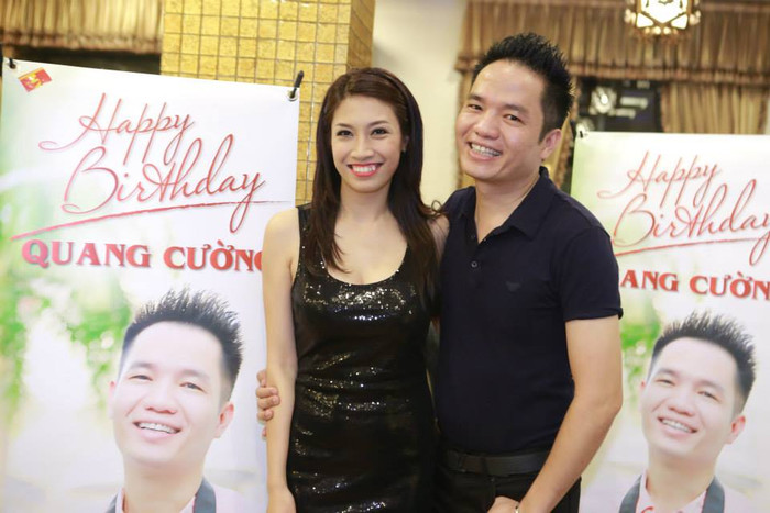 Pha Lê rạng rỡ tới mừng sinh nhật Quang Cường. Pha Lê rạng rỡ tới mừng sinh nhật Quang Cường.