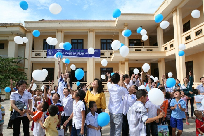 Các em đang thả bong bóng - thả ước mơ đến mọi người.