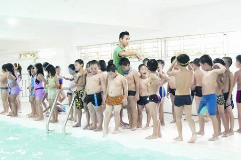 Bơi lội là môn thể thao thích hợp với mọi lứa tuổi. Bơi lội là môn thể thao thích hợp với mọi lứa tuổi.