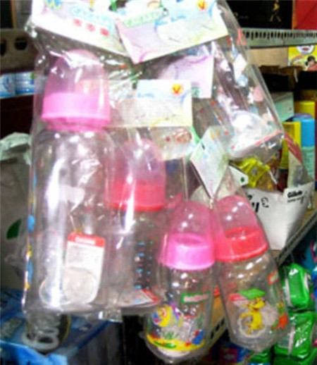 Bình sữa "cao cấp" siêu rẻ được bày bán tràn lan. Bình sữa "cao cấp" siêu rẻ được bày bán tràn lan.