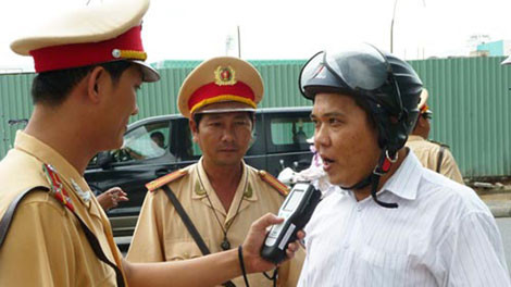 Đối tượng điều khiển xe trên đường mà trong máu và khí thở có nồng độ cồn trên 50-80mg/100ml máu hoặc vượt quá 0,25-0,4mg/1 lít khí thở sẽ bị phạt 7- 8 triệu đồng.