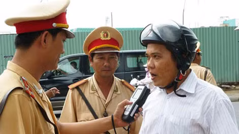 Đối tượng điều khiển xe trên đường mà trong máu và khí thở có nồng độ cồn trên 50-80mg/100ml máu hoặc vượt quá 0,25-0,4mg/1 lít khí thở sẽ bị phạt 7- 8 triệu đồng.