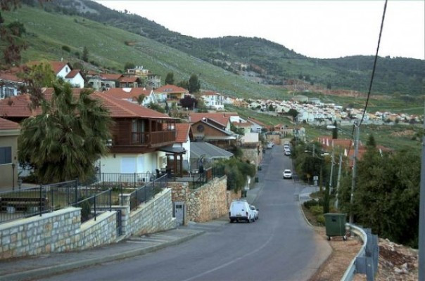 Những thành viên nông trang Mashabbe Sade đã tìm ra cách sử dụng nước tái chế không chỉ một mà những hai lần. Những thành viên nông trang Mashabbe Sade đã tìm ra cách sử dụng nước tái chế không chỉ một mà những hai lần.