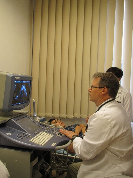 PGS.BS Christian Macedonia tham gia khám cho một phụ nữ tại Vinmec. PGS.BS Christian Macedonia tham gia khám cho một phụ nữ tại Vinmec.