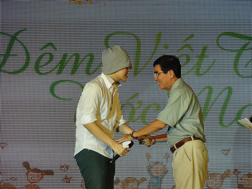 Với mong muốn san sẻ một chút may mắn của mình dành cho các bé bị ung thư để các em có thêm niềm tin chiến đấu với bệnh tật, WanBi Tuấn Anh đã trao một số tiền để ủng hộ quỹ học bổng “Ước mơ của Thúy”. Với mong muốn san sẻ một chút may mắn của mình dành cho các bé bị ung thư để các em có thêm niềm tin chiến đấu với bệnh tật, WanBi Tuấn Anh đã trao một số tiền để ủng hộ quỹ học bổng “Ước mơ của Thúy”.