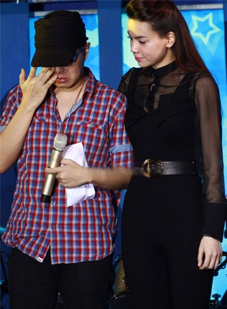 Trên sân khấu đêm nhạc ủng hộ Wanbi Tuấn Anh tại phòng trà Không Tên tối 4/11, Mr Đàm và các nghệ sĩ đã có màn tung hứng, giao lưu cởi mở và đấu giá những vật phẩm giá trị, thu về tất cả 580 triệu để chữa bệnh cho nam ca sĩ "Vụt tắt" sau thành công của đêm nhạc Cảm ơn với số tiền quyên góp lên tới hơn 1 tỷ đồng. Trên sân khấu đêm nhạc ủng hộ Wanbi Tuấn Anh tại phòng trà Không Tên tối 4/11, Mr Đàm và các nghệ sĩ đã có màn tung hứng, giao lưu cởi mở và đấu giá những vật phẩm giá trị, thu về tất cả 580 triệu để chữa bệnh cho nam ca sĩ "Vụt tắt" sau thành công của đêm nhạc Cảm ơn với số tiền quyên góp lên tới hơn 1 tỷ đồng.