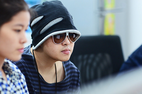 So với năm ngoái, nam ca sĩ đã sụt hơn 10kg. So với năm ngoái, nam ca sĩ đã sụt hơn 10kg.