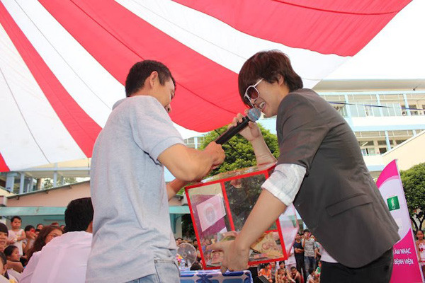 Hai tuần trước khi sang Singapore phẫu thuật, tại sân khấu Trống Đồng, TP.HCM, Wanbi Tuấn Anh vẫn tham gia một chương trình ca nhạc từ thiện mang tên “Mang âm nhạc đến bệnh viện”. Anh vừa hát vừa cầm thùng từ thiện đi quyên góp cho bệnh nhân nghèo. Hai tuần trước khi sang Singapore phẫu thuật, tại sân khấu Trống Đồng, TP.HCM, Wanbi Tuấn Anh vẫn tham gia một chương trình ca nhạc từ thiện mang tên “Mang âm nhạc đến bệnh viện”. Anh vừa hát vừa cầm thùng từ thiện đi quyên góp cho bệnh nhân nghèo.